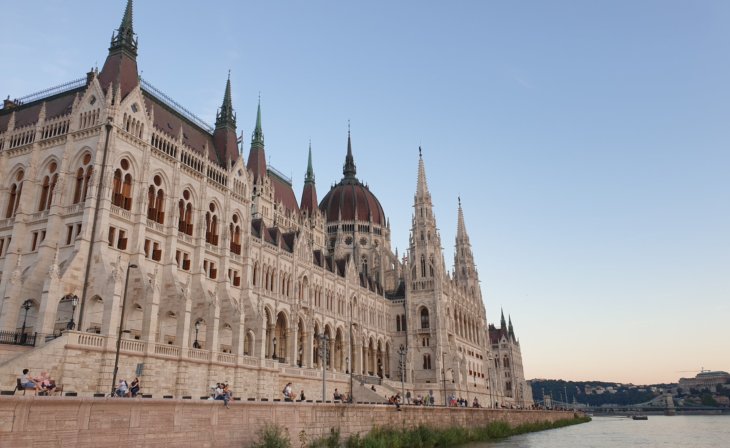 Parlement Hongrois Budapest - depuis le Danube Parlement Hongrois Budapest - depuis le Danube