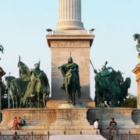 Les statues de la place des héros à Budapest